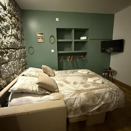 Petite Maison En Pierre *